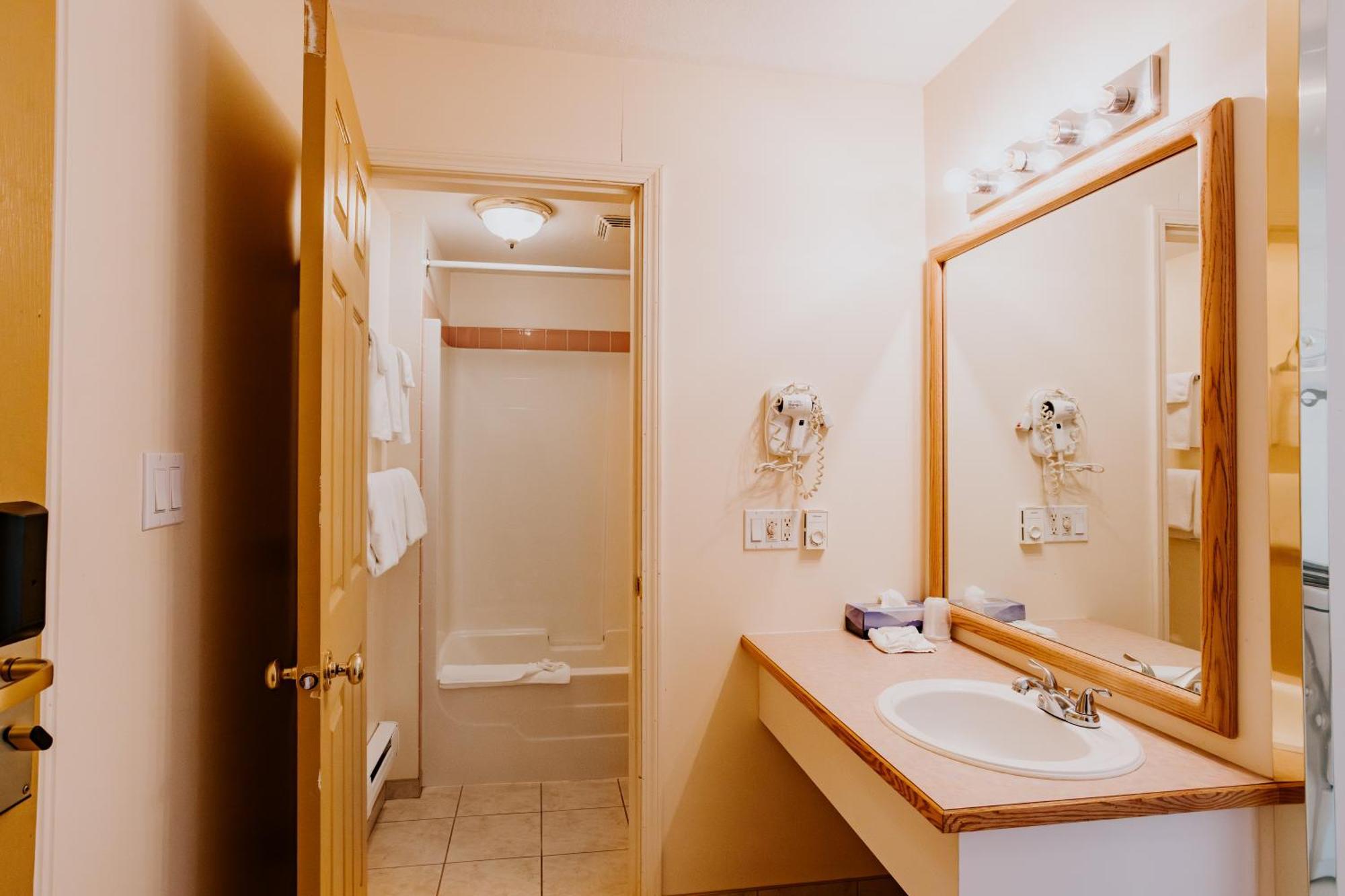 Western Budget Plus Mosaic Suites Penhold Zewnętrze zdjęcie