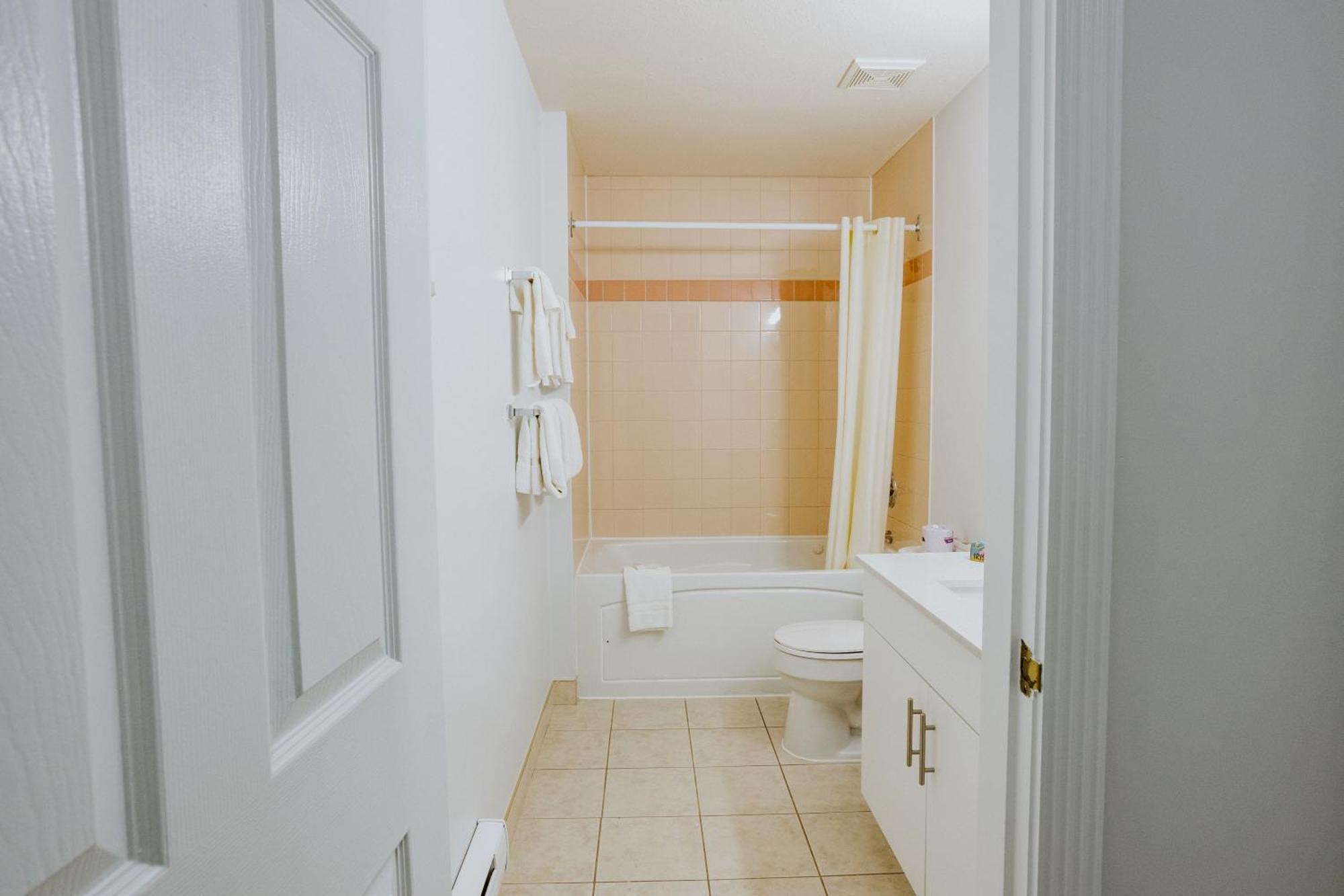Western Budget Plus Mosaic Suites Penhold Zewnętrze zdjęcie