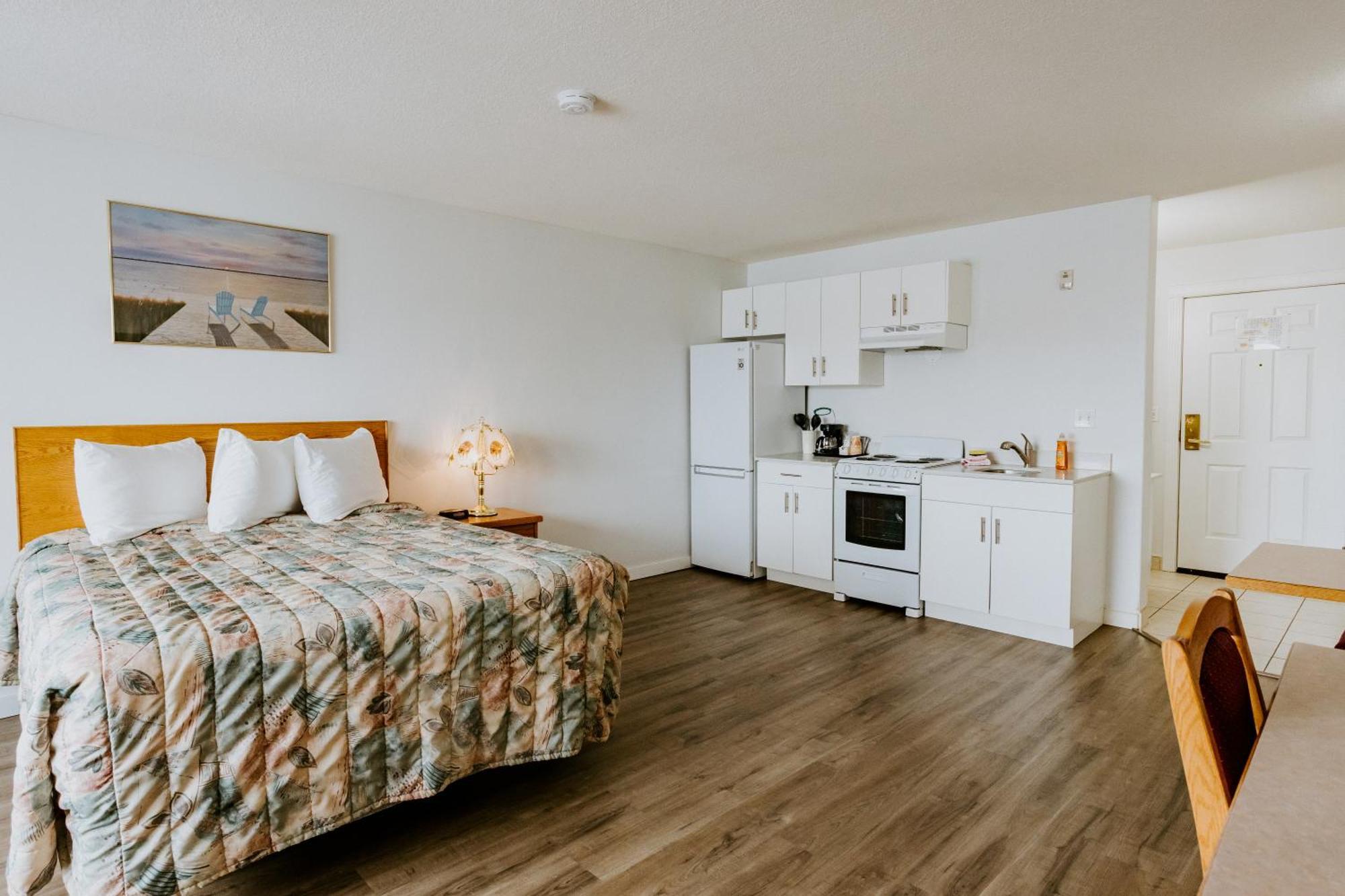 Western Budget Plus Mosaic Suites Penhold Zewnętrze zdjęcie