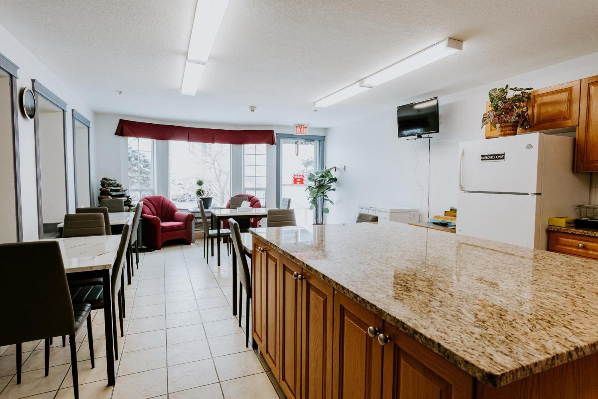 Western Budget Plus Mosaic Suites Penhold Zewnętrze zdjęcie