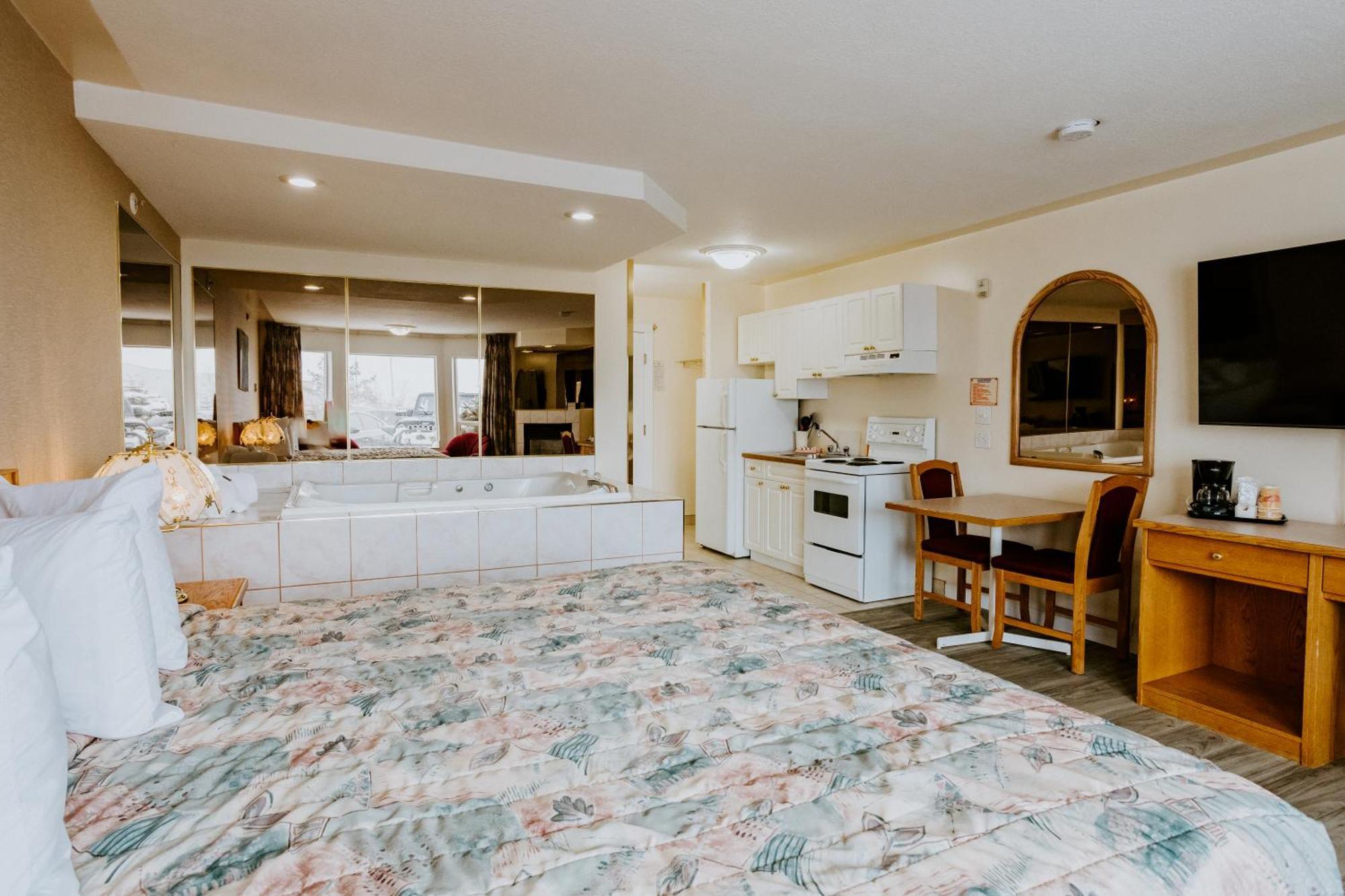 Western Budget Plus Mosaic Suites Penhold Zewnętrze zdjęcie